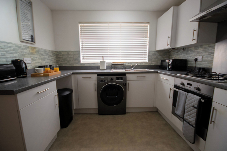 Others 5, House Sleeps 7 With Garden, Wolverhampton