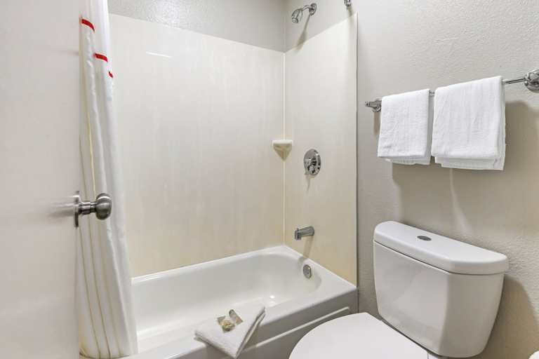 Bathroom 4, Red Roof Inn Washington DC - Laurel, Prince George's
