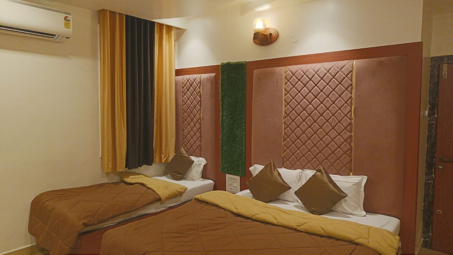 Bedroom 3, Hotel Dwarka Bhavan, Ahmadnagar