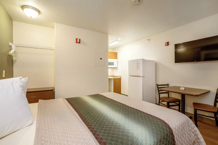 Bedroom 3, HomeTowne Studios by Red Roof Philadelphia – Mt Laurel/ Maple Shade, NJ, Burlington