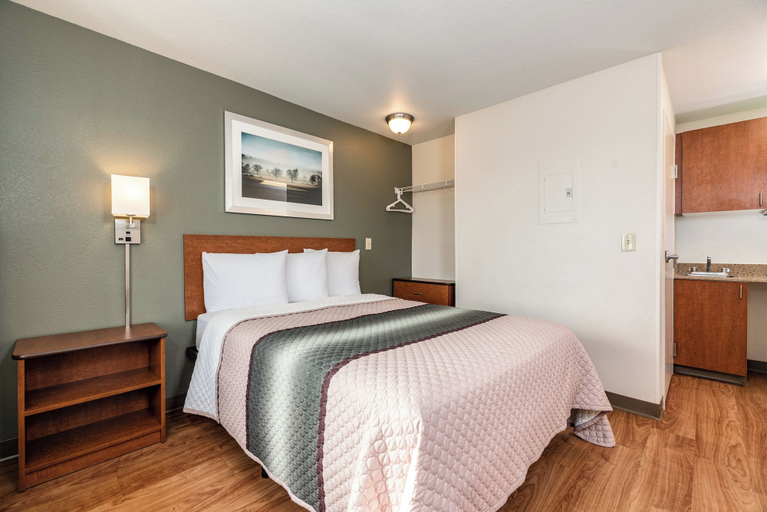 Bedroom 2, HomeTowne Studios by Red Roof Fresno - West, Fresno