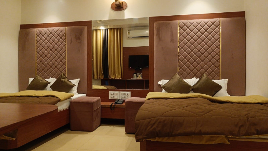 Bedroom 5, Hotel Dwarka Bhavan, Ahmadnagar