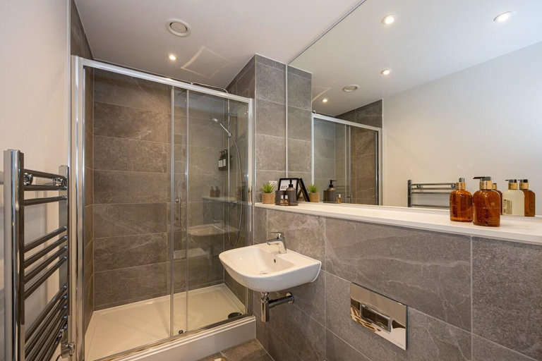 Bathroom 3, Highrise Heaven| Luxe 2BR City Centre Apartment, Manchester
