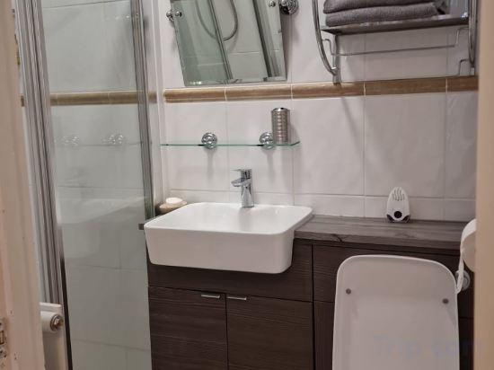 Others 2, Lovely 1 Bedroom Apartment with Free Parking, London
