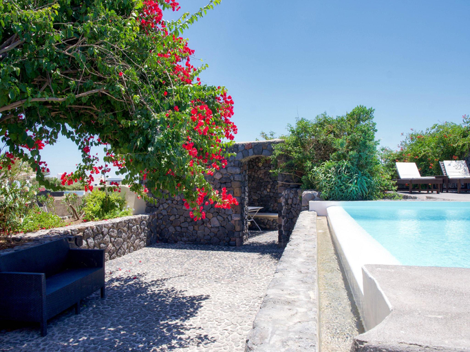 Others 3, Villa in Megalochori with Private Pool, South Aegean