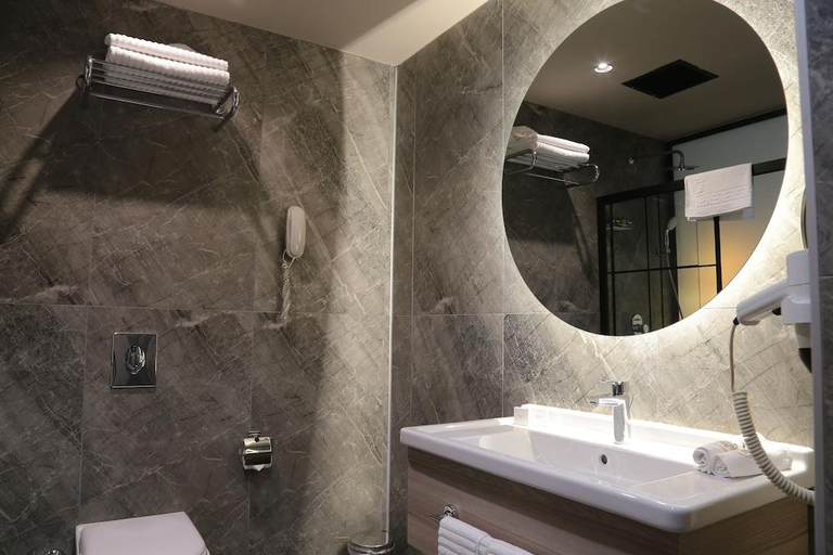 Bathroom 3, Pasaport Pier Hotel, Konak