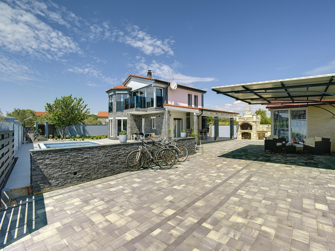Others 5, Villa in Fažana near Beach with Pool, Fažana