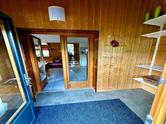 Others 2, Spacious French Chalet Stay for 10, Puy-de-Dôme
