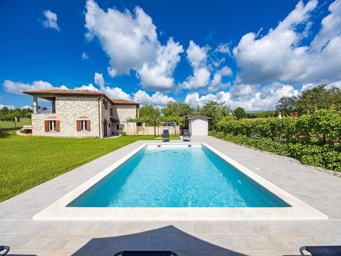 Others 4, Charming Villa with Pool, Sveta Nedelja