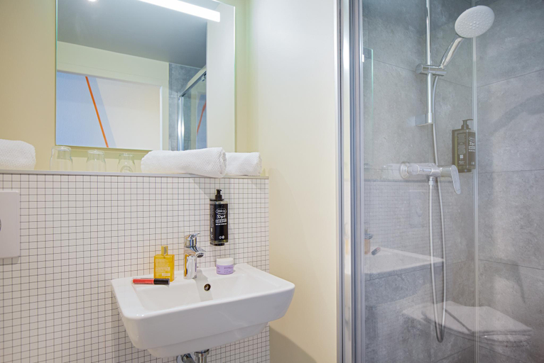 Bathroom 3, ibis budget Valence Nord Plateau des Couleures, Drôme