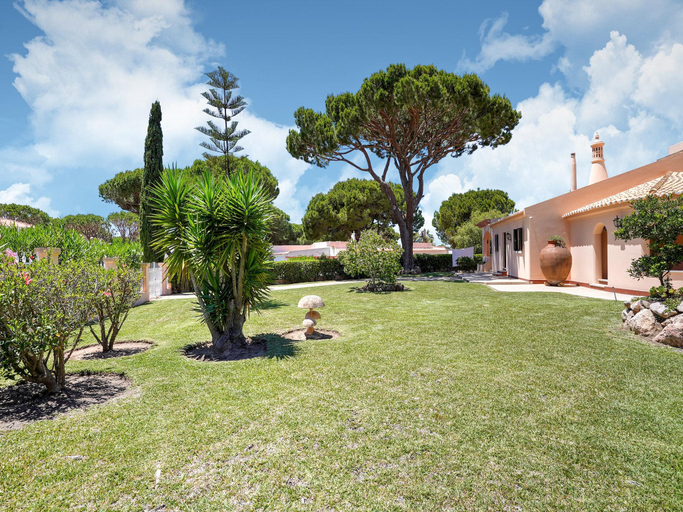 Others 3, Villa in Vilamoura with Pool near Beach, Loulé