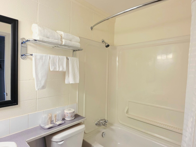 Bathroom 5, Canadian Motor Inn, Division No. 19