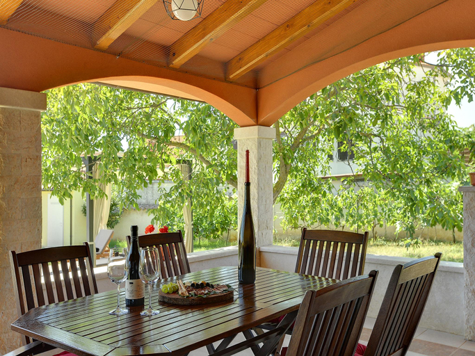 Others 5, Villa in Peroj with Private Pool & Near Beach, Bale