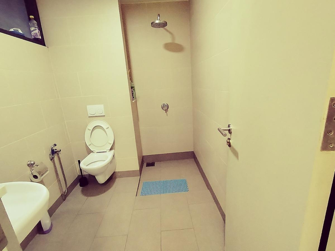 Bathroom 3, Castle Suites~Tamarind|Wi~Fi|Netflix|Free Parking, Sepang