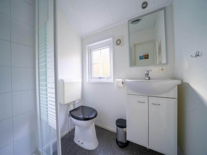 Bathroom, Comfortable chalet near Park De Veluwe, Ede