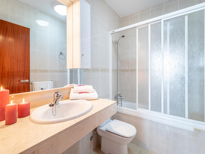 Bathroom 5, Villa in Empuriabrava With Private Pool & Mooring, Girona