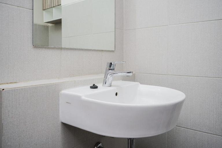 Bathroom 4, Modern And Homey Studio At Bintaro Icon Apartment, South Tangerang