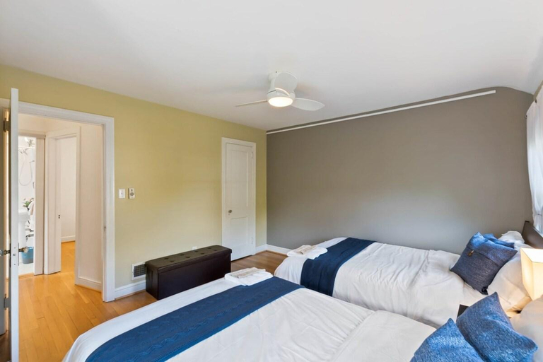 Others 3, Beautiful 3BR 2BA Colonial House by CozySuites, Alexandria