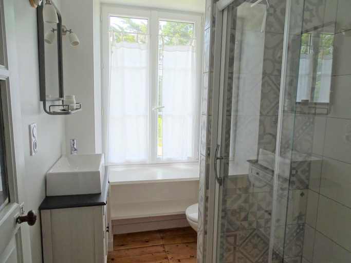 Bathroom 5, Locquirec Coastal Holiday Villa for 10, Finistère