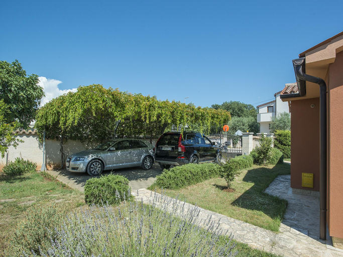 Others 3, Villa in Peroj with Private Pool & Near Beach, Bale
