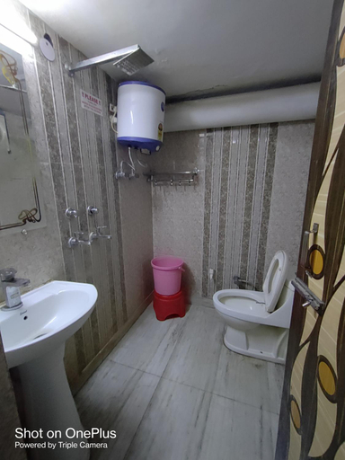 Bathroom 5, Hotel Golden Crown, Garhwal