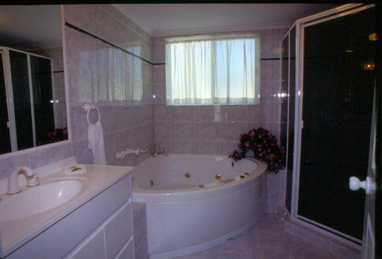 Bathroom 3, Runaway Bay Motor Inn, Gold Coast