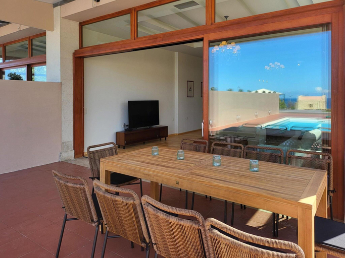 Food & Drinks 4, Villa in Hersonissos by Sandy Beach & Pool, Crete