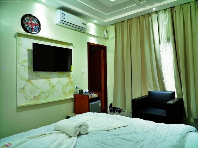 Others 4, Hotel Santa Bella, Wouri