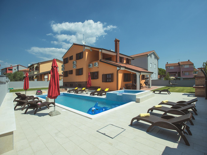 Others 4, Villa in Pula with sea beach, Pula
