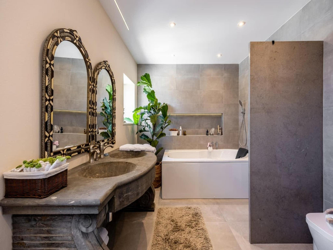 Bathroom 5, Bedroom in a Villa, Budens, Vila do Bispo
