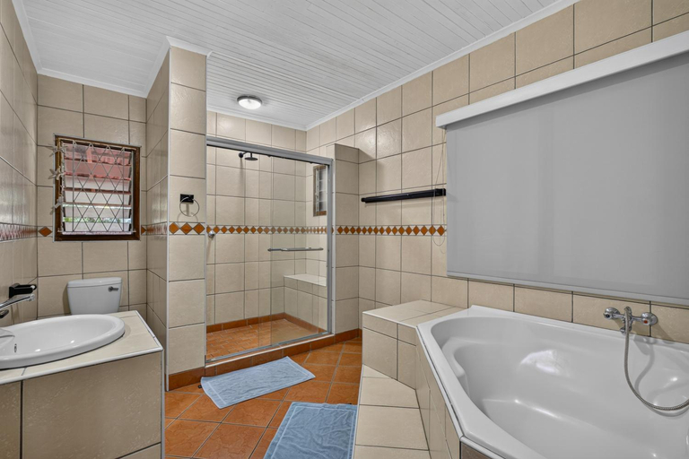 Bathroom 4, Fisherman's 6-Bedroom Family Home, Umkhanyakude