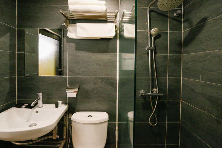 Bathroom 4, Swing & Pillows @ Golden Roof Hotel Sunway Ipoh, Kinta