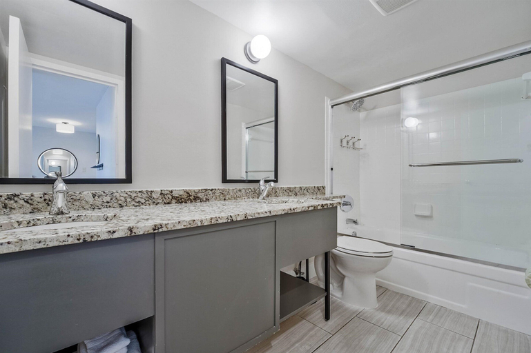 Bathroom 4, Global Luxury Suites at Georgetown, Washington D.C.