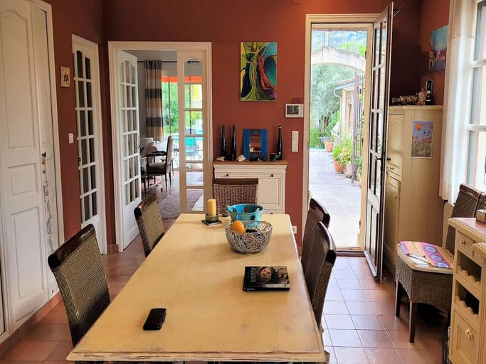 Food & Drinks, Villa near Avignon with Separate Suites, Vaucluse