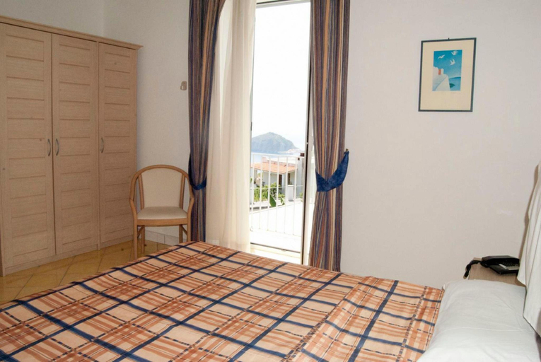 Bedroom, Albergo Villa Giusto . . . la dimora ideale lontana dallo stress-NEW, Napoli