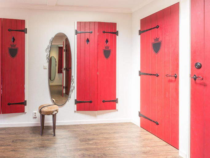 Bedroom 2, Castle Stay in De Eese with Royal Interiors, Steenwijkerland