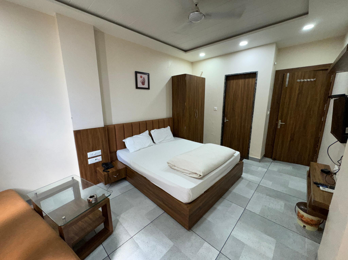 Others 2, Hotel Vansh, Guna
