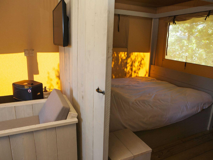 Others 3, Striking Tent Lodge with Porch near Veluwe, Barneveld