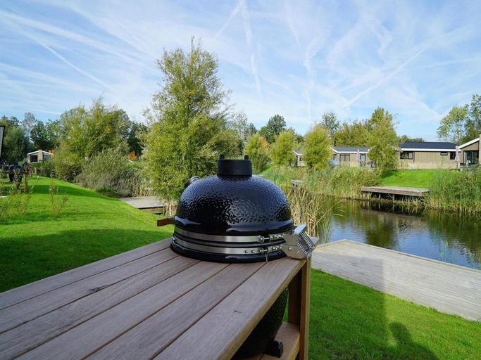 Others 3, Nature-Filled Chalet with Terrace for 6, Dronten