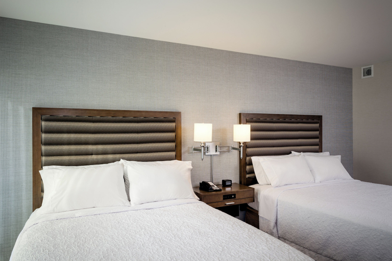 Bedroom 3, Hampton Inn & Suites by Hilton Seattle/Northgate, Seattle