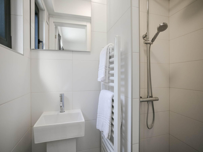 Bathroom, Modern Forest Chalet, Wierden