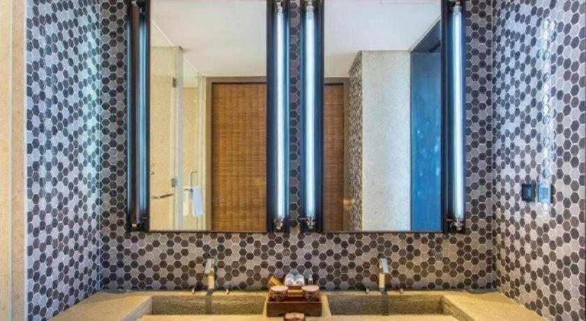 Bathroom 3, Erhai Lake Seclusion Life, Dali Bai