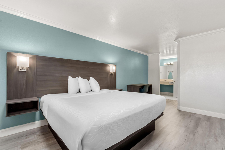 Bedroom 3, Red Lion Inn & Suites Lemoore, Kings
