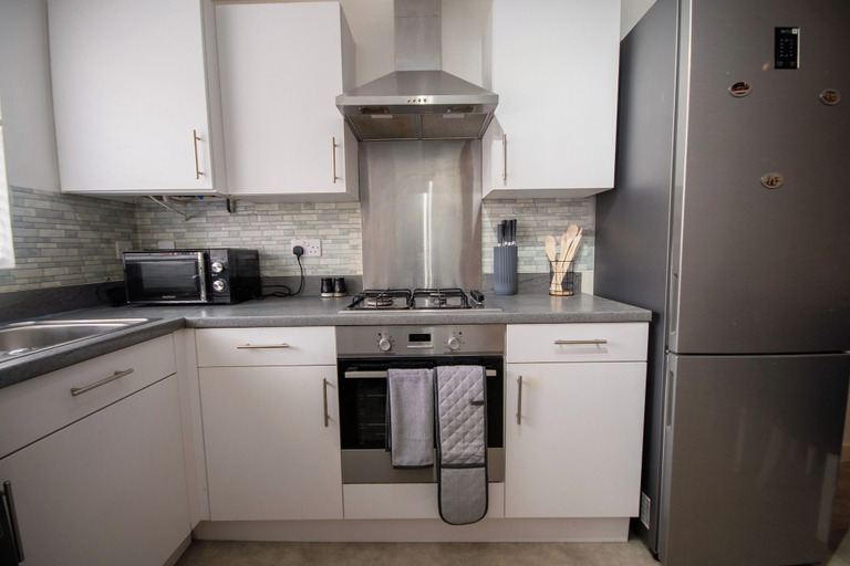 Others 3, House Sleeps 7 With Garden, Wolverhampton