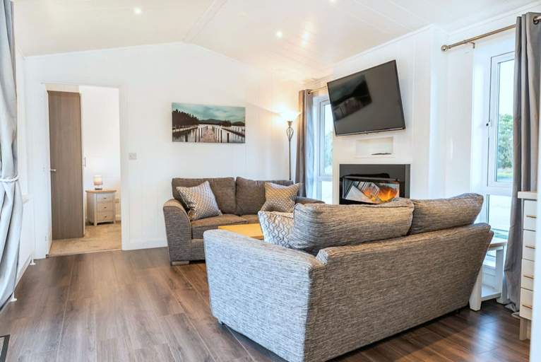 Others 4, Picturesque Lakeside Cabin for 4, Perthshire and Kinross
