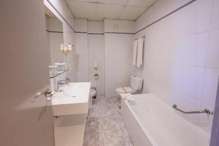 Bathroom 5, Hotel Monarque El Rodeo, Málaga