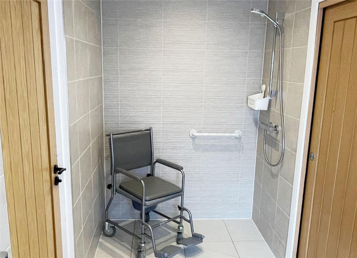 Bathroom, Fully Accessible-disabled Adapted-hot Tub-pets, Warwickshire