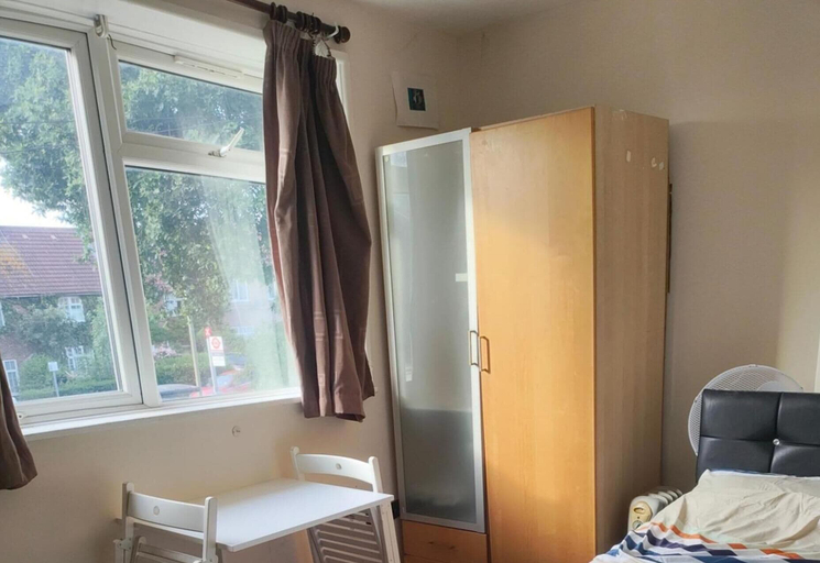 Others 5, Studio Sleeps 2 With Parking, London