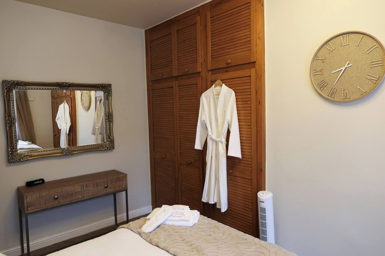 Others 2, Stylish Home - Contactors Welcome Wifi & Parking, Bradford