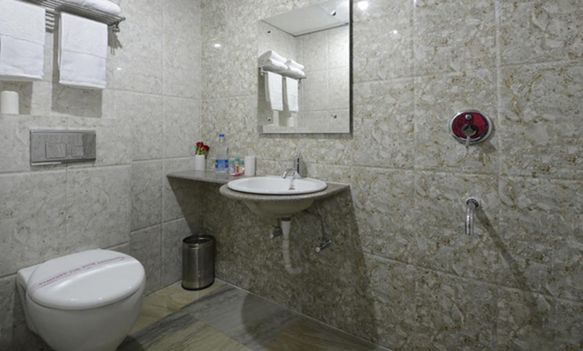 Bathroom 4, Hotel Taj Galaxy, Agra